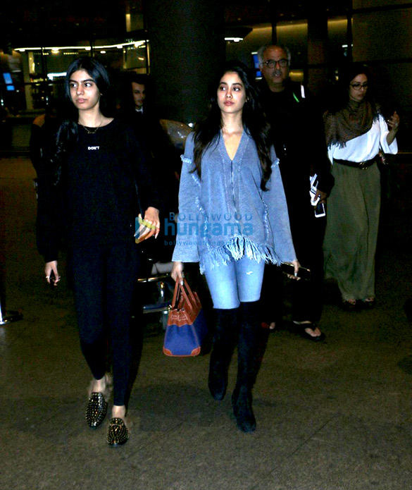 sridevi and family snapped at the airport 2 2