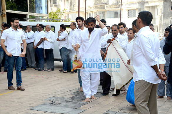 sunil shettys fathers last rites in worli 1