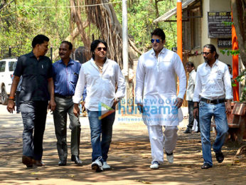 Suniel Shetty's father's last rites in Worli