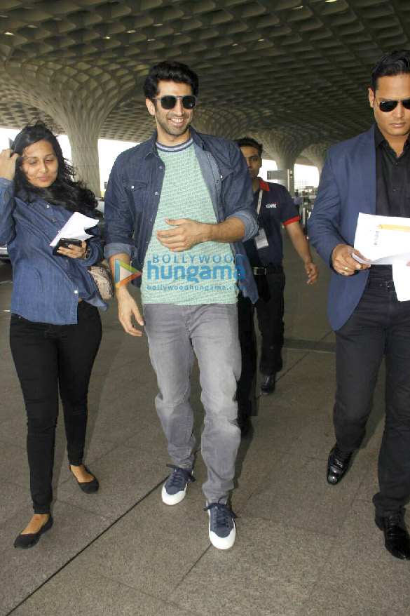 sunny leone kriti sanon aditya roy aditya roy kapur snapped at the airport 4