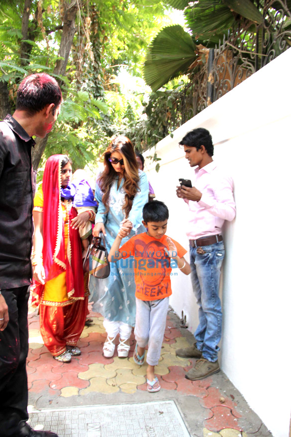 tanishaa mukerji and ajay devgn son snapped in juhu 3
