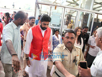 Abhishek Bachchan, Aishwarya Rai Bachchan visit Siddhivinayak temple on their wedding anniversary