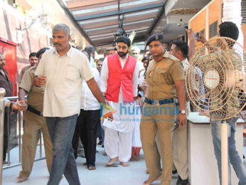 Abhishek Bachchan, Aishwarya Rai Bachchan visit Siddhivinayak temple on their wedding anniversary