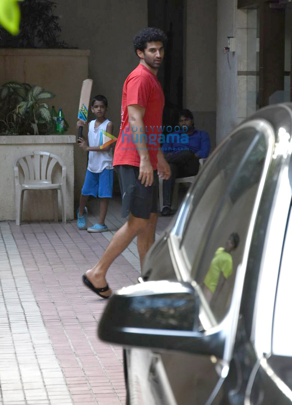 aditya roy kapoor snapped playing cricket with kids in bandra 3