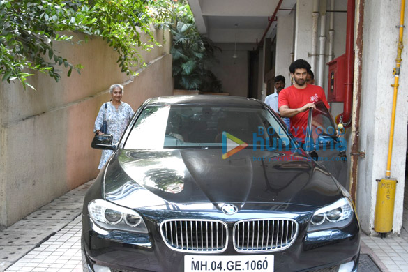 aditya roy kapoor snapped playing cricket with kids in bandra 4