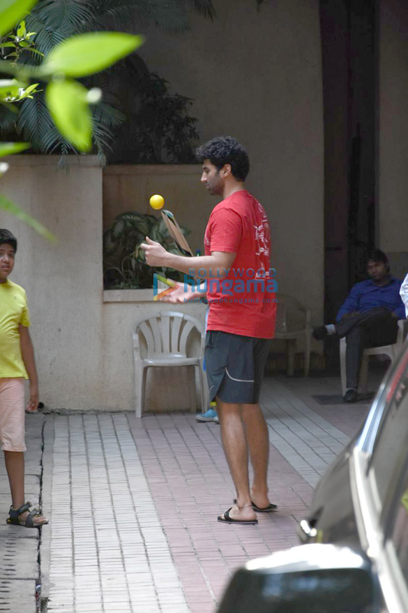 aditya roy kapoor snapped playing cricket with kids in bandra 5
