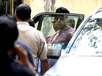 Akshay Kumar snapped meeting Farhan Akhtar and Ritesh Sidhwani on sets of 'Padman' in Bandra