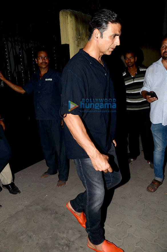 akshay kumar snapped post his shoot for padman in bandra 2