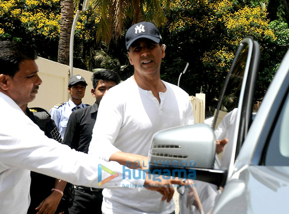 akshay snapped with his family 8