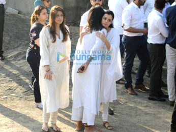 Celebrities attend the last rites of Vinod Khanna in Worli
