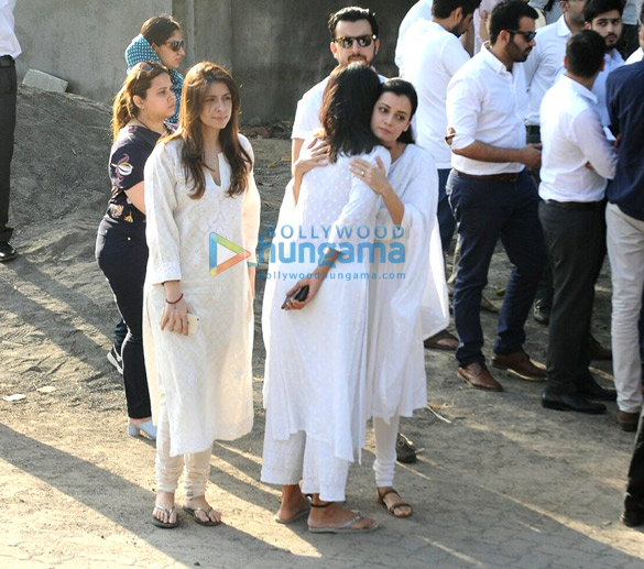 celebrities attend the last rites of vinod khanna in worli 12