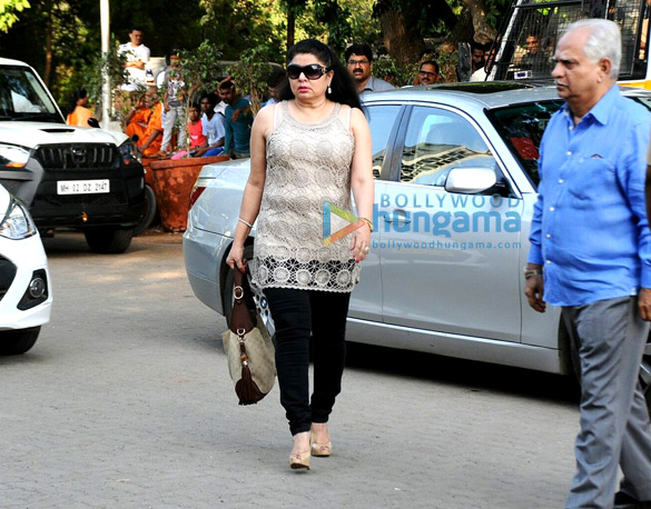celebrities attend the last rites of vinod khanna in worli 18