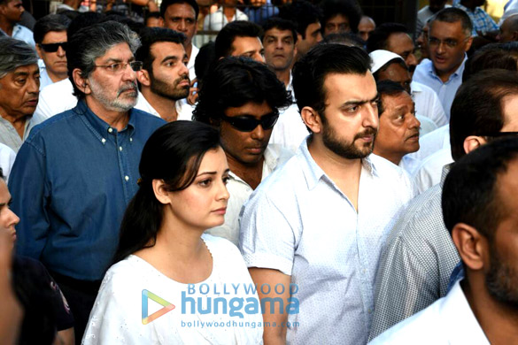 celebrities attend the last rites of vinod khanna in worli 24