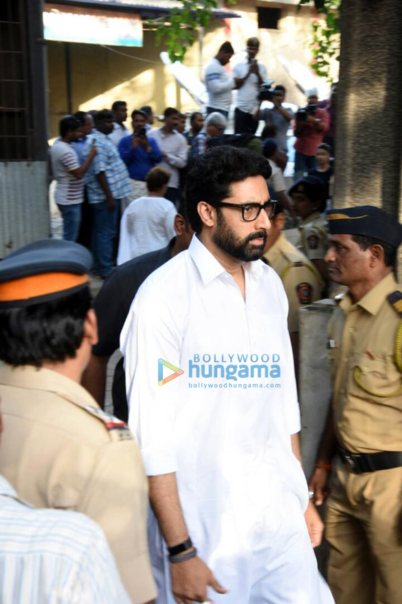 celebrities attend the last rites of vinod khanna in worli 25