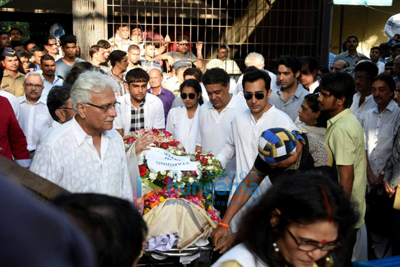 celebrities attend the last rites of vinod khanna in worli 27