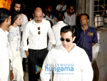 Celebrities attend the last rites of Vinod Khanna in Worli