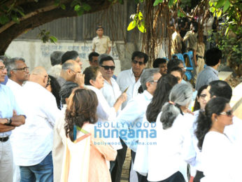 Celebrities attend the last rites of Vinod Khanna in Worli
