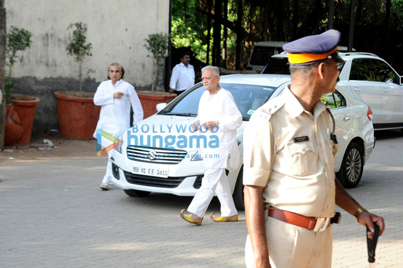 celebrities attend the last rites of vinod khanna in worli 4