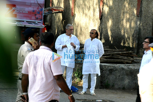 celebrities attend the last rites of vinod khanna in worli 5