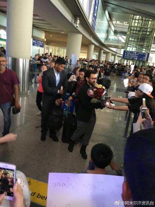check out aamir khan gets a grand welcome in china as he goes there to promote dangal 4