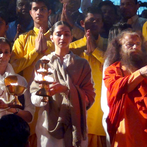 deepika padukone performs ganga aarti in rishikesh 1