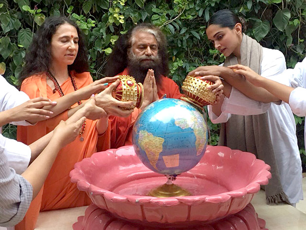 deepika padukone performs ganga aarti in rishikesh 3