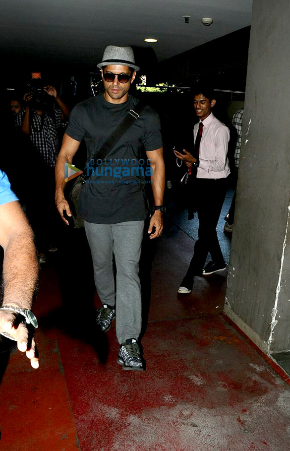 farhan akhtar snapped at the airport 2