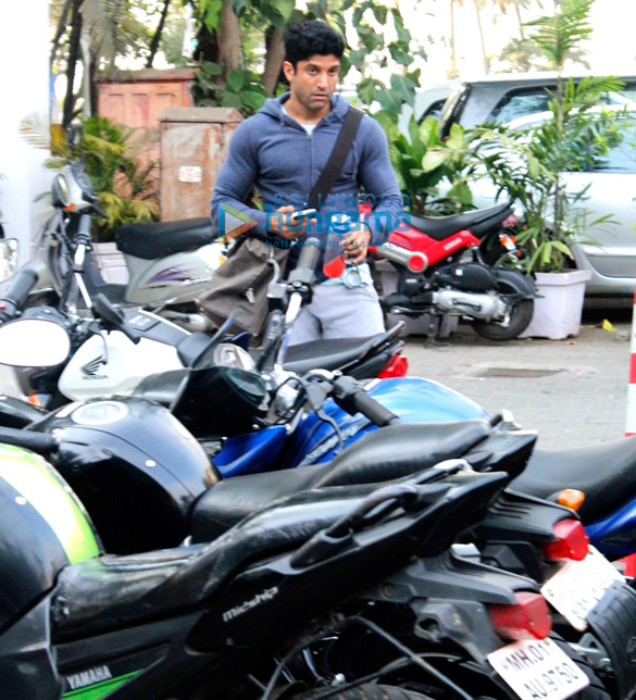 Farhan Akhtar snapped post his gym session in Bandra Farhan Akhtar snapped post his gym session in Bandra