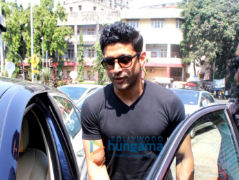 Farhan Akhtar takes mom Honey Irani out for lunch in Bandra