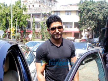 Farhan Akhtar takes mom Honey Irani out for lunch in Bandra