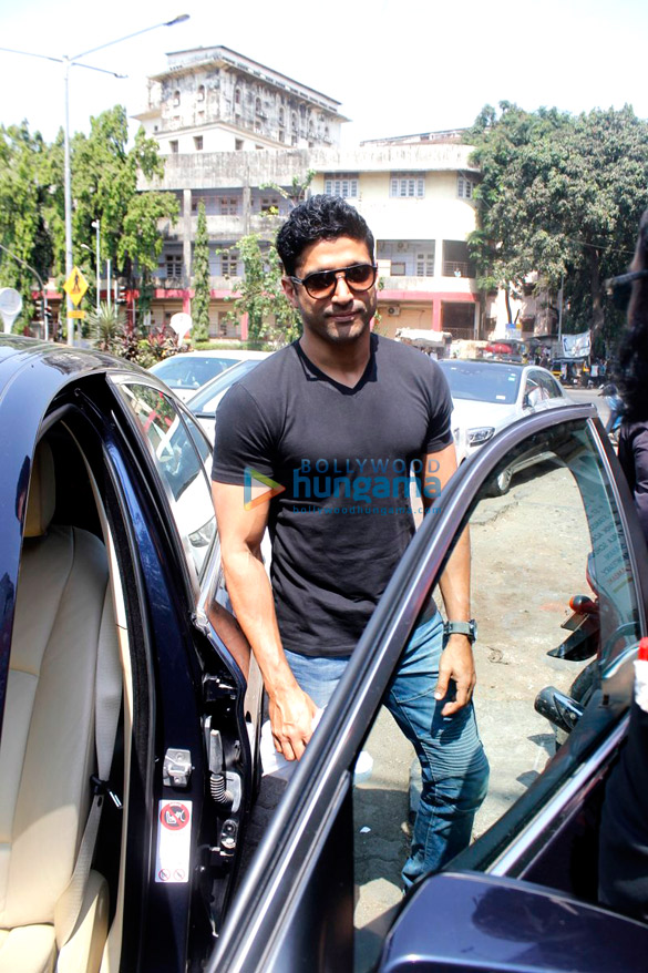 farhan akhtar takes mom honey irani out for lunch in bandra 6