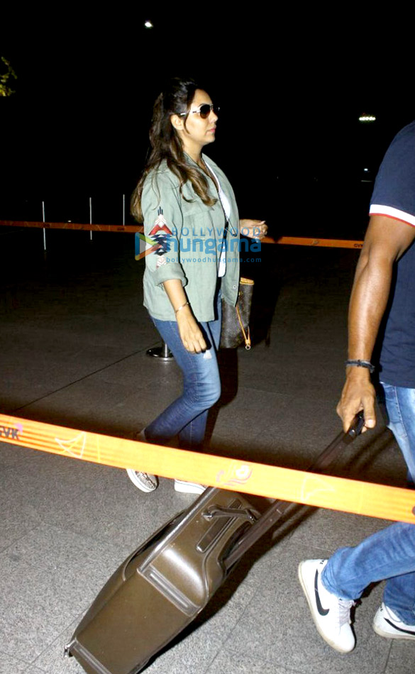 gauri khan departs for london 3