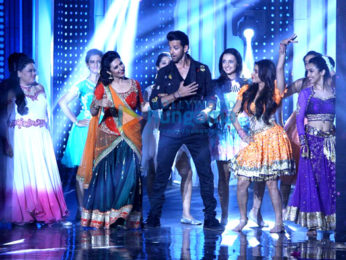 Hrithik Roshan on the sets of Nach Baliye with Sonakshi Sinha