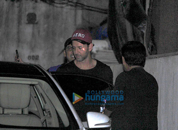 hrithik roshan snapped in bandra3