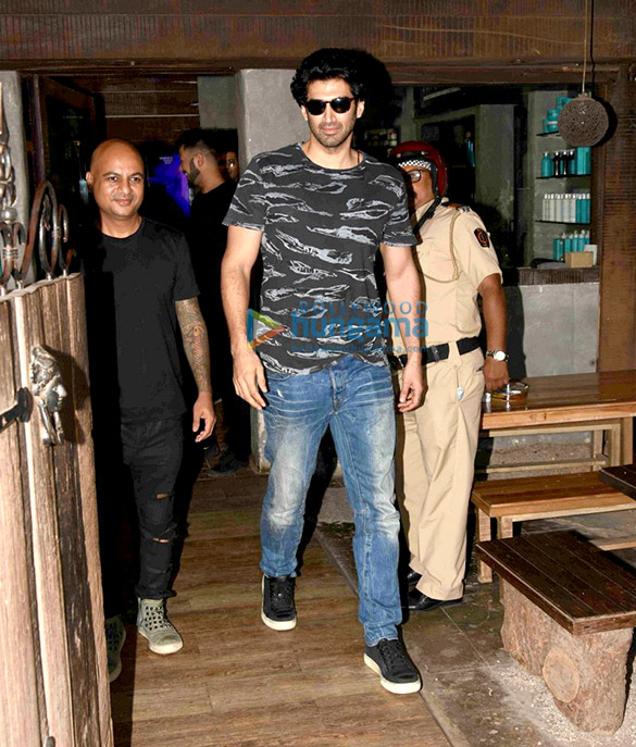 jacqueline fernandez esha gupta aditya roy kapoor snapped in bandra 3