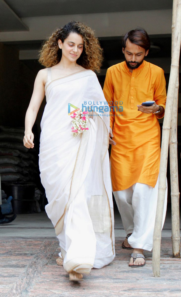 kangna ranaut snapped post navratro pooja at her stylist friend ami patels house3