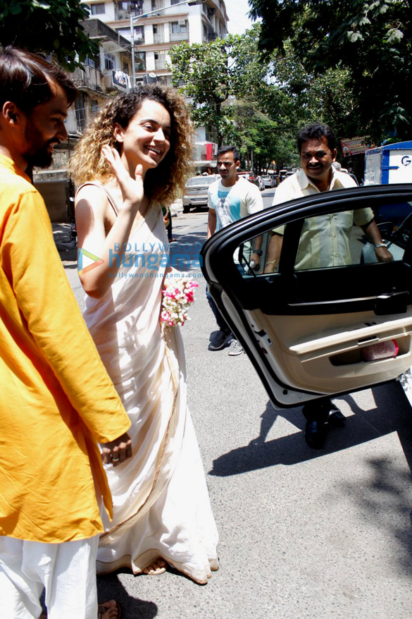 kangna ranaut snapped post navratro pooja at her stylist friend ami patels house5