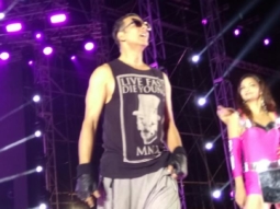 MUST WATCH  When the KHILADI Akshay Kumar SINGS…..