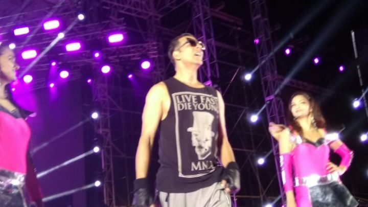 MUST WATCH When the KHILADI Akshay Kumar SINGS….. MUST WATCH When the KHILADI Akshay Kumar SINGS…..