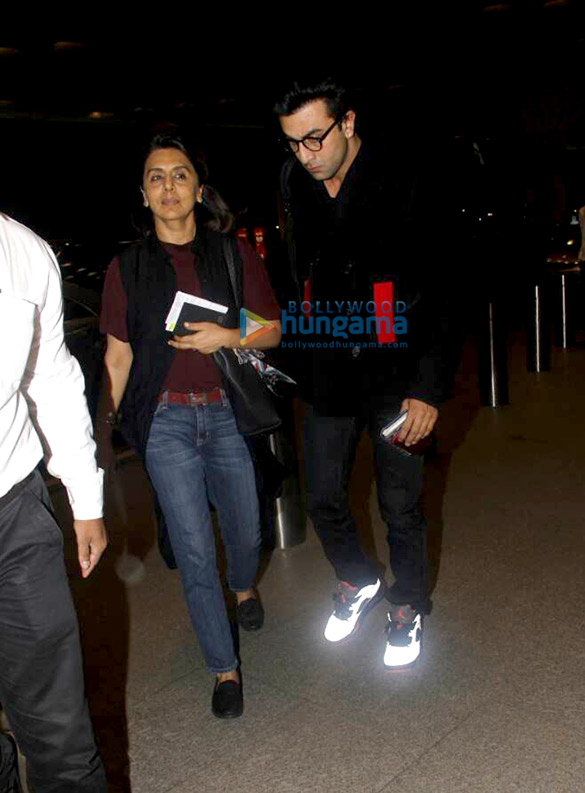 ranbir kapoor leaves for london with neetu singh 2