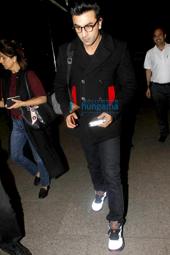 ranbir kapoor leaves for london with neetu singh 4