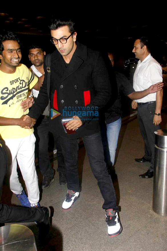 ranbir kapoor leaves for london with neetu singh 6