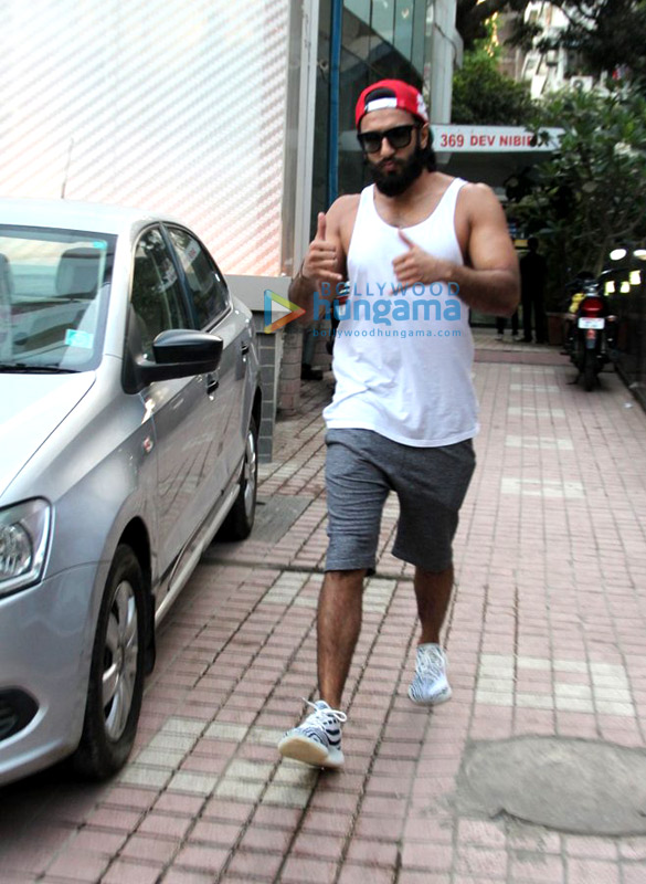 ranveer singh snapped post his gym session in bandra 2