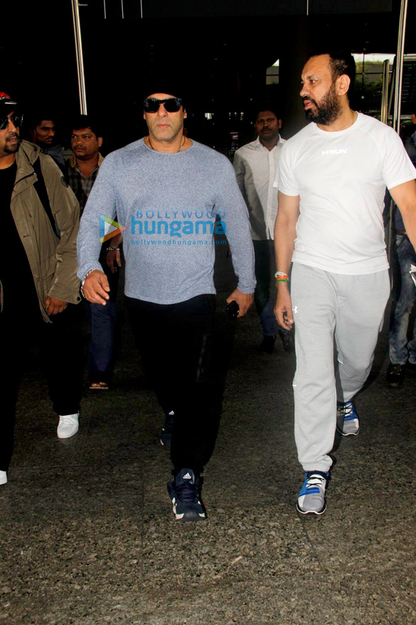 Salman Khan returns from Da-bangg Tour Concert in New Zealand