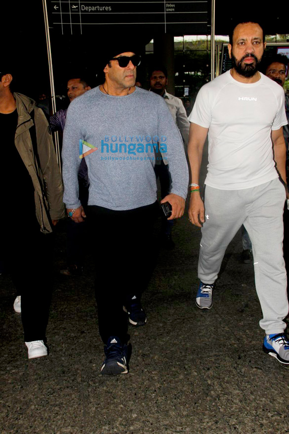 salman khan returns from da bangg tour concert in new zealand 2