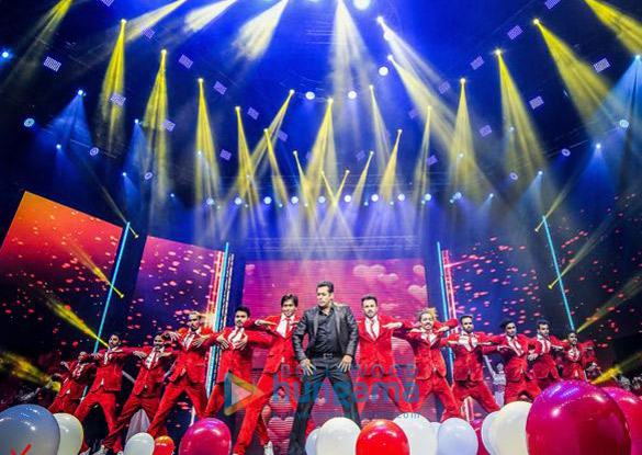 salman khan team perform at da bangg tour concert in melbourne 33 2