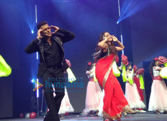 Salman Khan & team perform at Da-bangg Tour Concert in Melbourne Salman Khan & team perform at Da-bangg Tour Concert in Melbourne