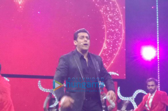 salman team perform at da bangg tour concert 10