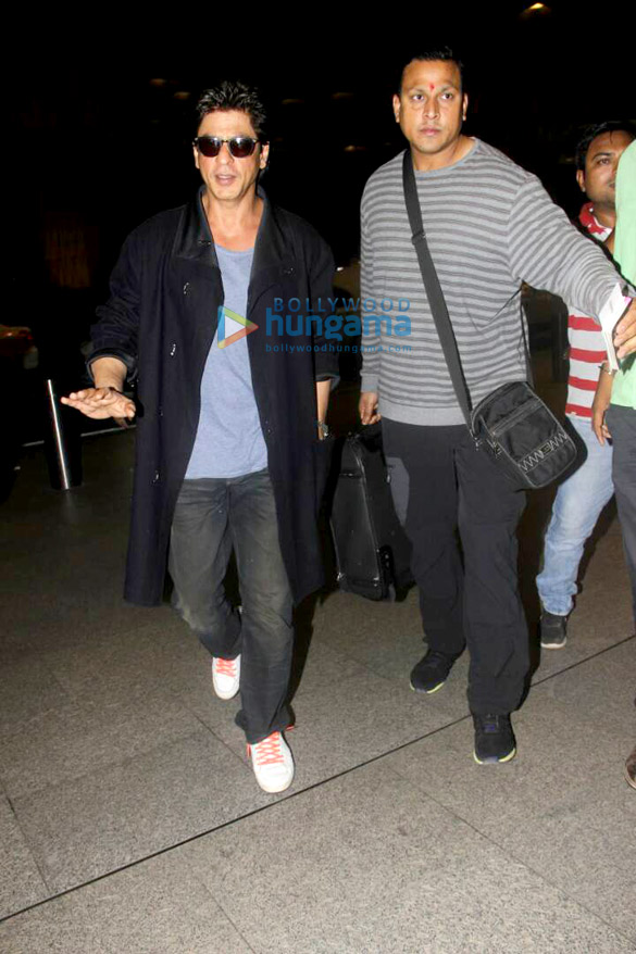 Shah Rukh Khan snapped leaving for Dubai Shah Rukh Khan snapped leaving for Dubai