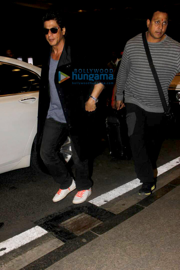 shah rukh khan leaves for dubai 4